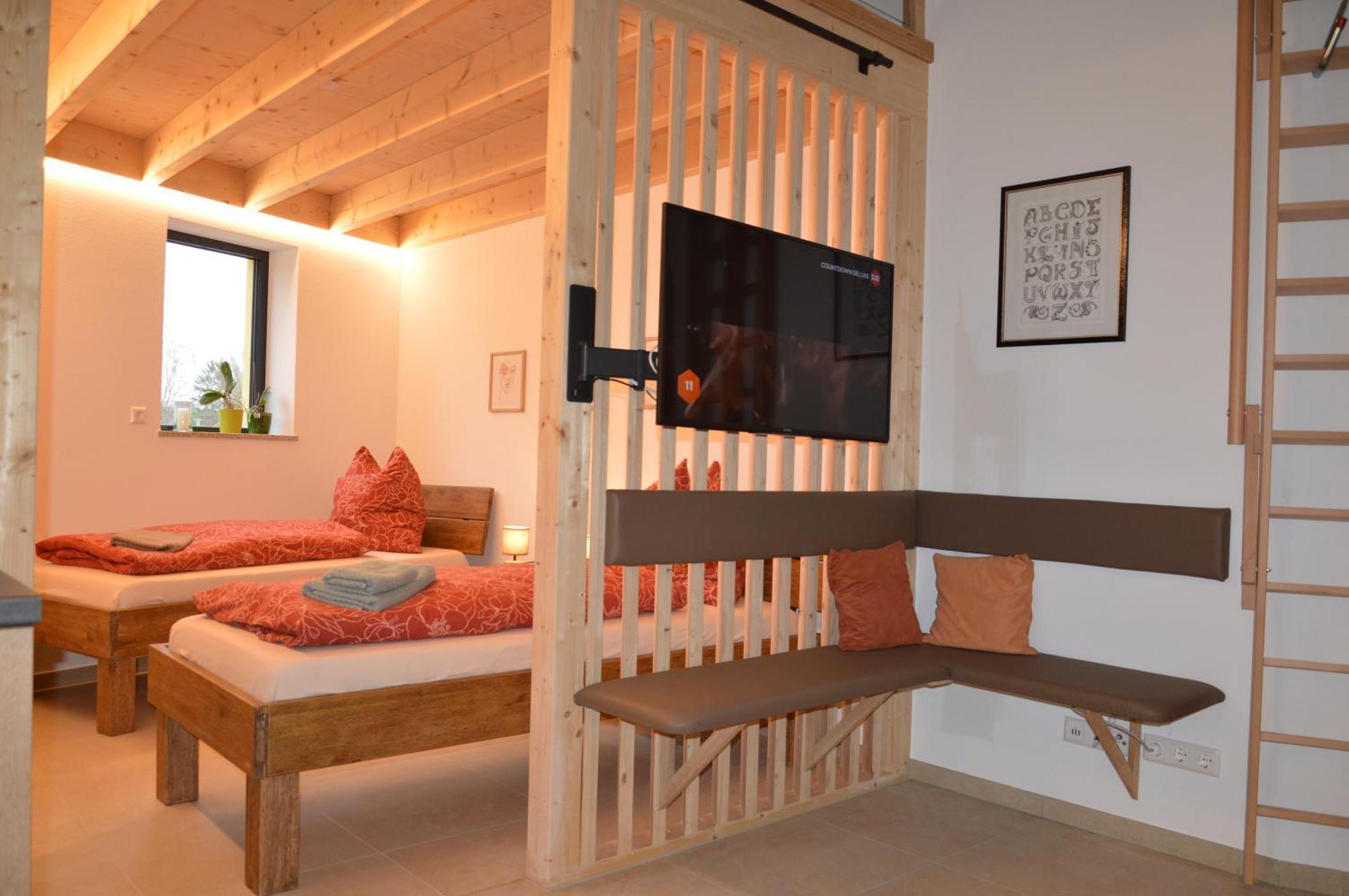 Ferienwohnung, 1-zimmer, 1-3 Personen, 31 Qm, Mit Balkon, In Ruhige Lage, Direkt An Der Aach Singen